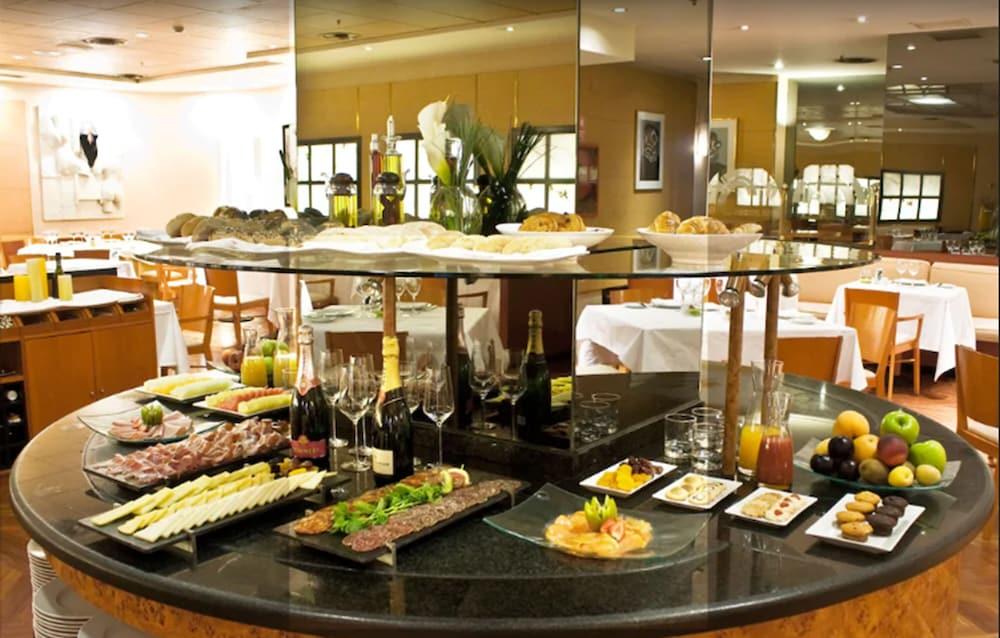 Hotel Miguel Angel Madrid Ngoại thất bức ảnh A buffet at a hotel