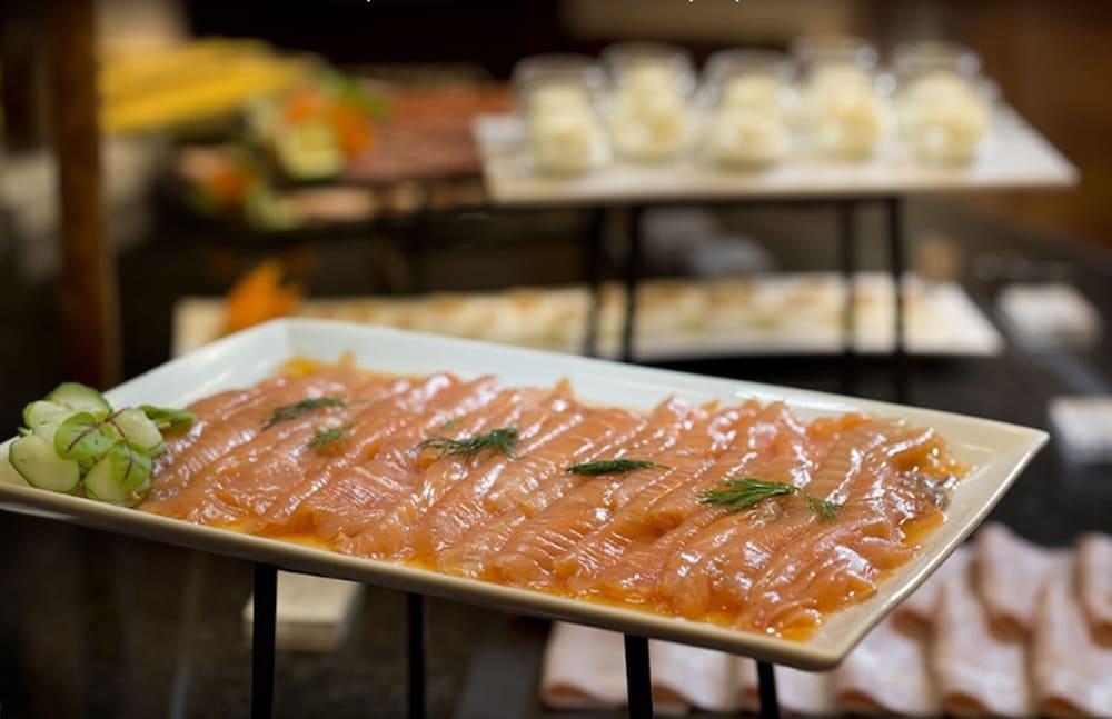 Hotel Miguel Angel Madrid Ngoại thất bức ảnh Salmon sashimi
