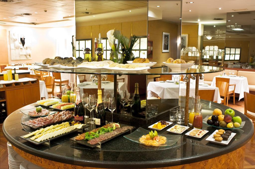 Hotel Miguel Angel Madrid Ngoại thất bức ảnh A buffet at a hotel