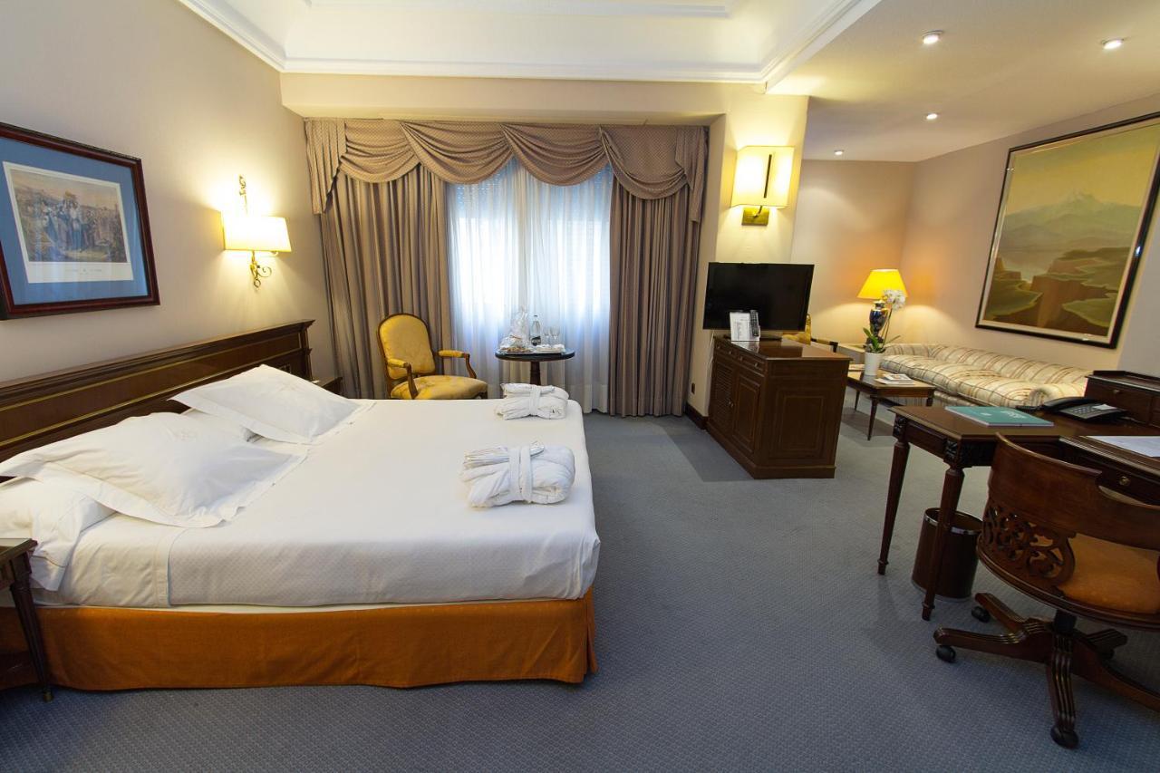 Hotel Miguel Angel Madrid Ngoại thất bức ảnh A room at the hotel