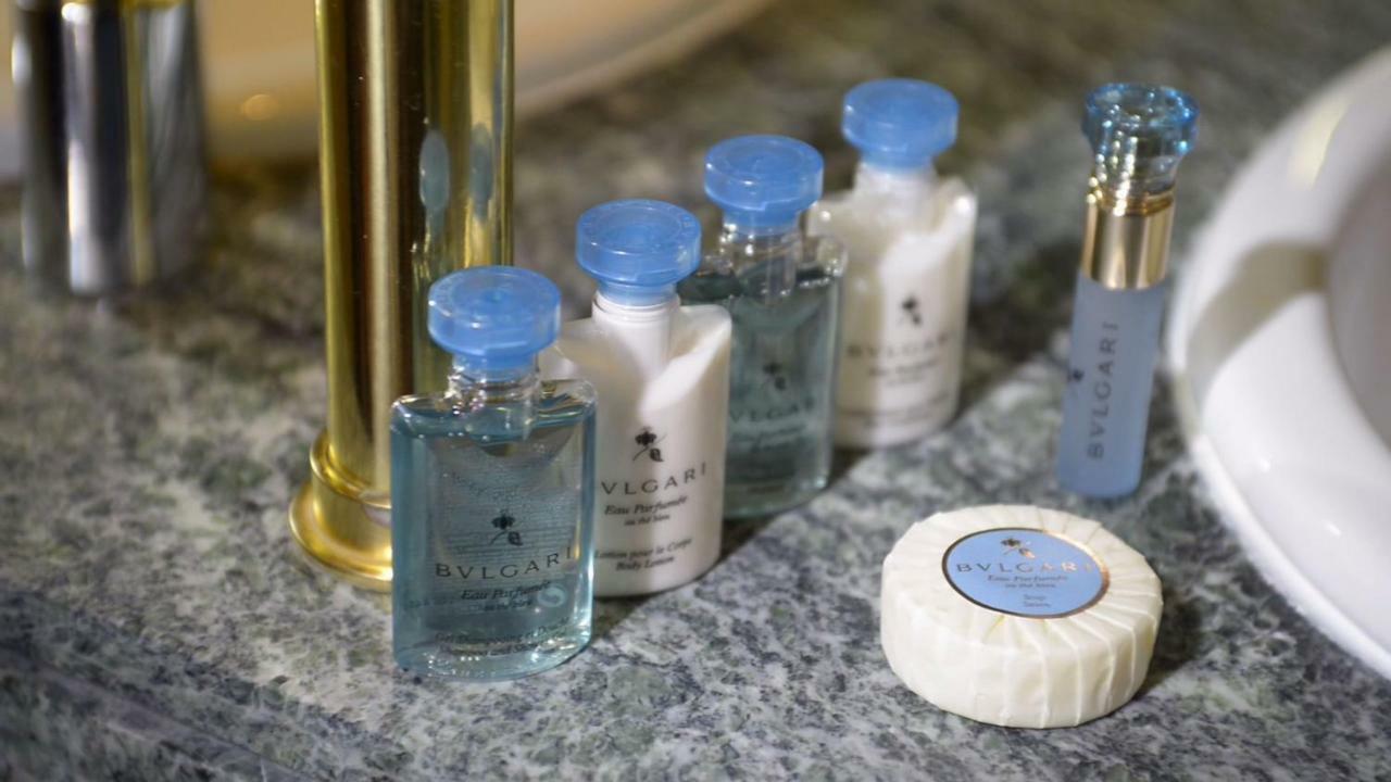 Hotel Miguel Angel Madrid Ngoại thất bức ảnh A selection of toiletries