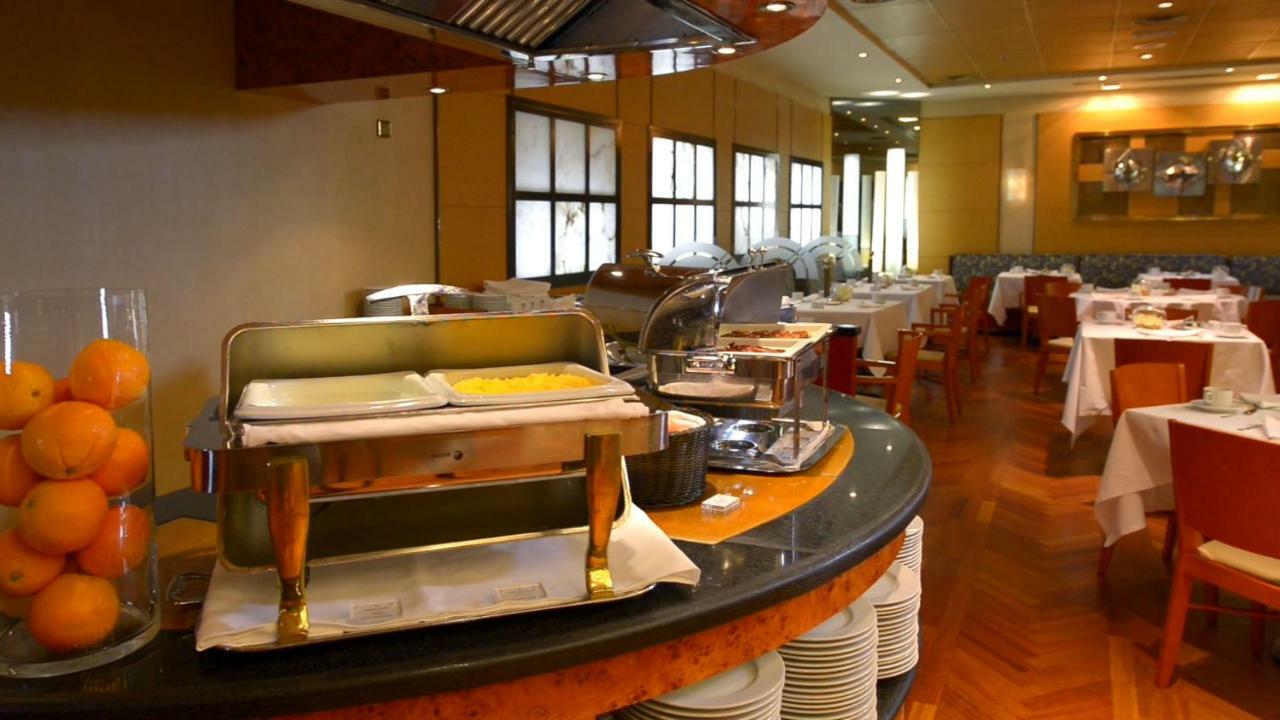 Hotel Miguel Angel Madrid Ngoại thất bức ảnh A buffet at a restaurant