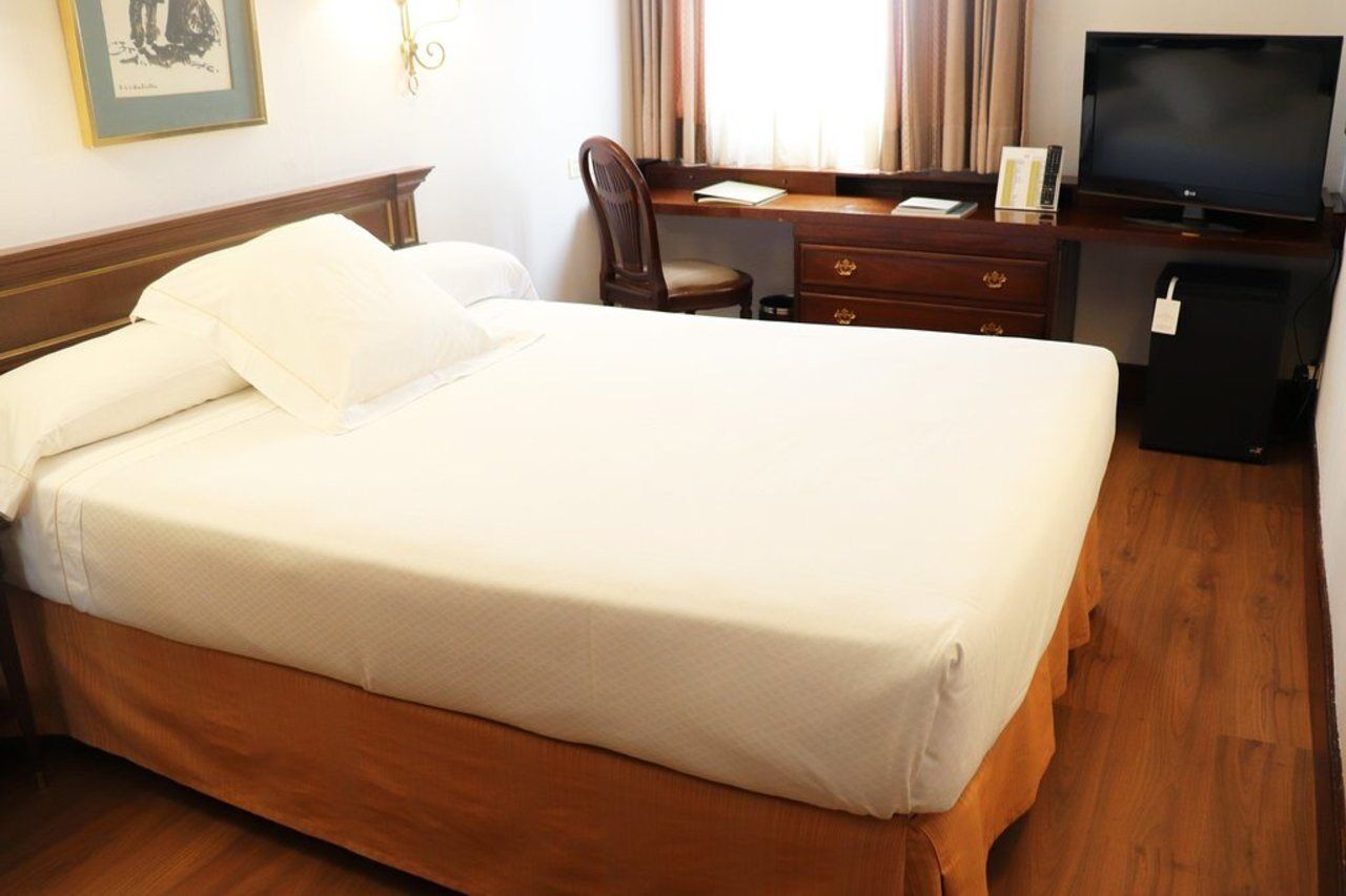 Hotel Miguel Angel Madrid Ngoại thất bức ảnh A hotel room