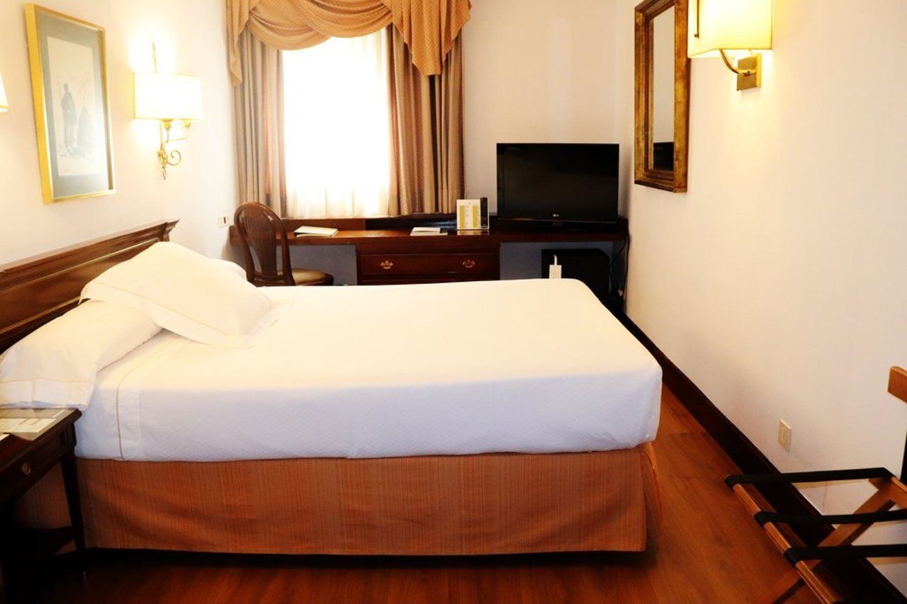Hotel Miguel Angel Madrid Ngoại thất bức ảnh A room at the hotel